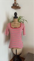 Joli T-shirt rayé rouge et blanc - Idéal pour l'été!