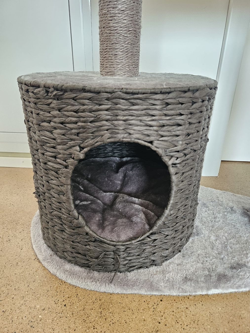Arbres à chats: Katzenkratzbaum grau 105 cm – D'occasion à Langenthal par nila15 1