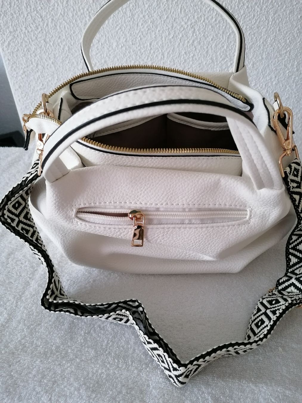 Borse da donna: Weisse Handtasche mit Ethno-Tragegurt – Nuovo e nell'imballaggio originale da Emmen venduto da Tigerlady 4