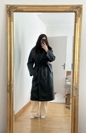 Trenchcoat aus hochwertigem Kunstleder von Mango