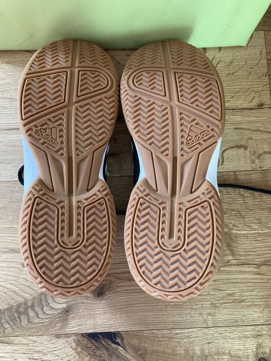 Adidas Herrenschuhe: Hallenschuhe Grösse 44  – Gebraucht aus Bilten von Ischiischi 1
