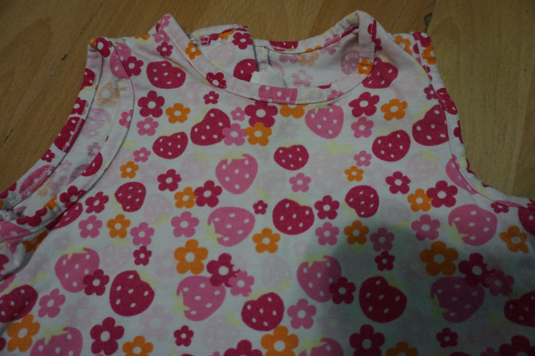 H&M Robes et jupes: Kleidchen H&M Erdbeeren Gr. 80 – D'occasion à Zürich par einalemjena 1
