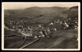 AK Biglen, Ort mit Kirche und Eisenbahnbrücke