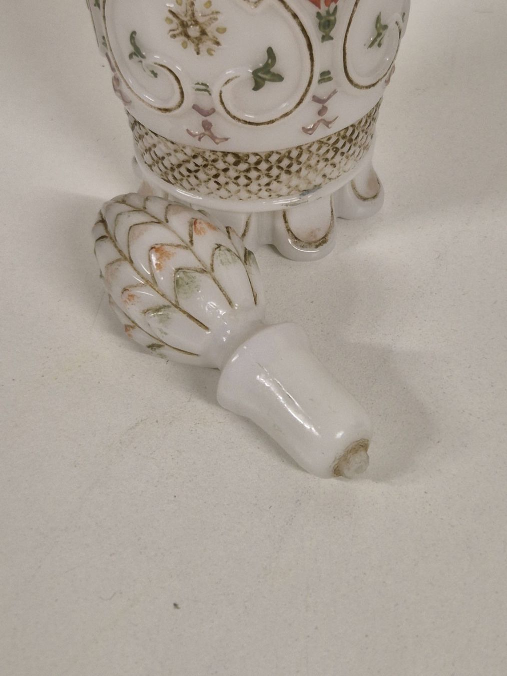 Flaconi: flacon en opaline blanche décor polychrome et doré - Napoléo – Usato da Bogis-Bossey venduto da VNT-GE.ch 6