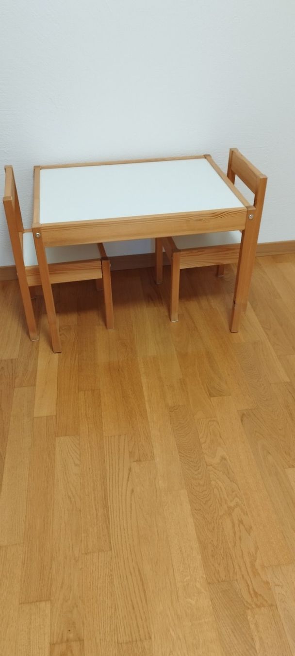 Ikea Set de table et chaises: Kindertisch mit 2 Kinderstühlen – D'occasion à Thalwil par RosamundeM