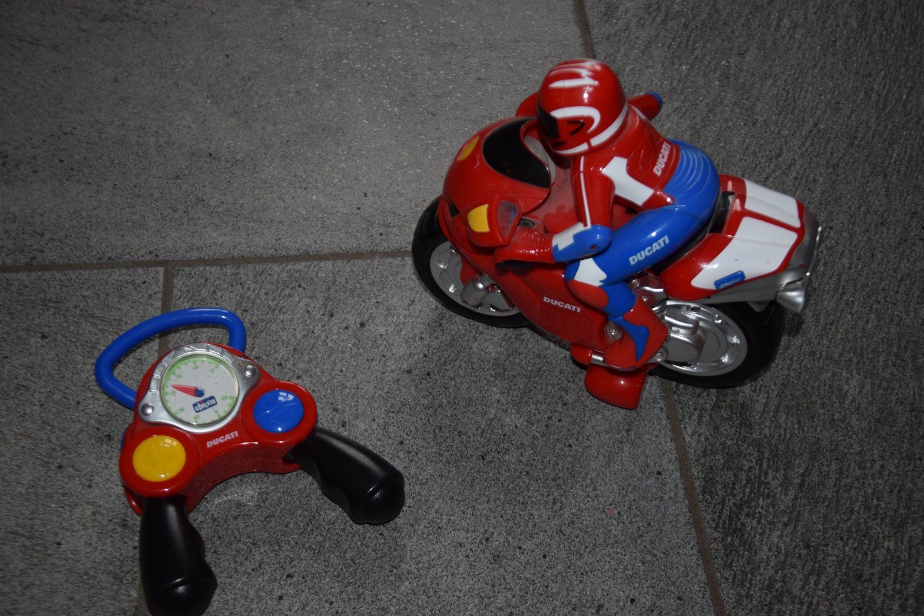 Chicco Veicoli per bambini: Chicco Ferngesteuerter Motorrad Ducati 2+ – Usato da Mezzovico venduto da finsteraar 1