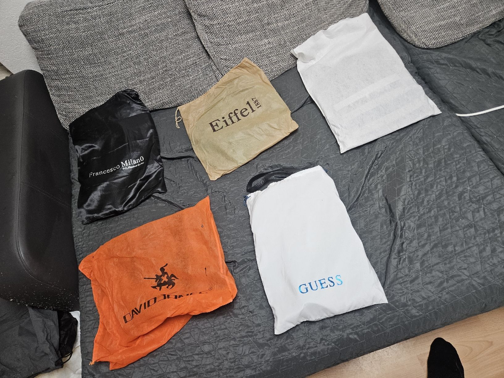 Taschen für Damen: Lots de sacs à main de marques diverses  – Neu und originalverpackt aus Payerne von rok_rd8m 1