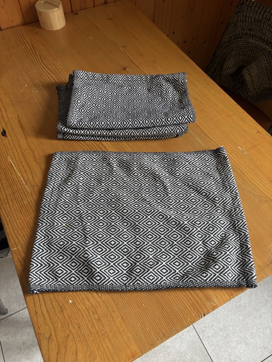 Set di tavolo e panche: Tischsets, Schwarz/Weiss, Geometrisches Muster, 4 Stk. – Usato da Birsfelden venduto da ThierryBasel