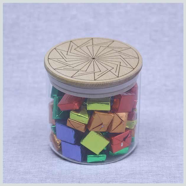 Tutte le decorazioni: Geschenkset -  Buchendeckel Mandala "Windrad" und Glas – Nuovo e nell'imballaggio originale da Schwyz venduto da Riba6367
