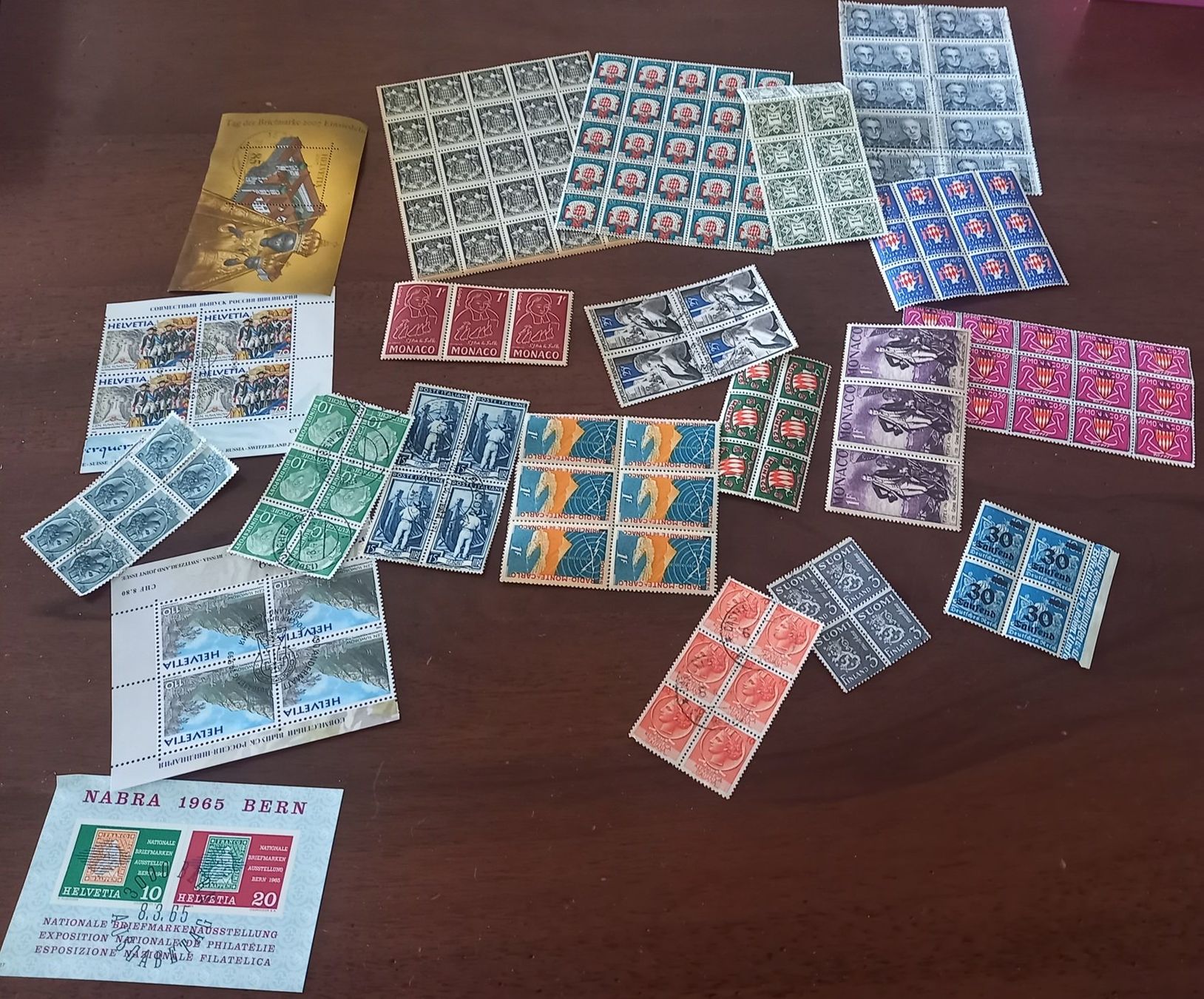 Tous les timbres: 1Kg200 timbres-poste variés, du monde – D'occasion à Crans-Montana par kira56 6