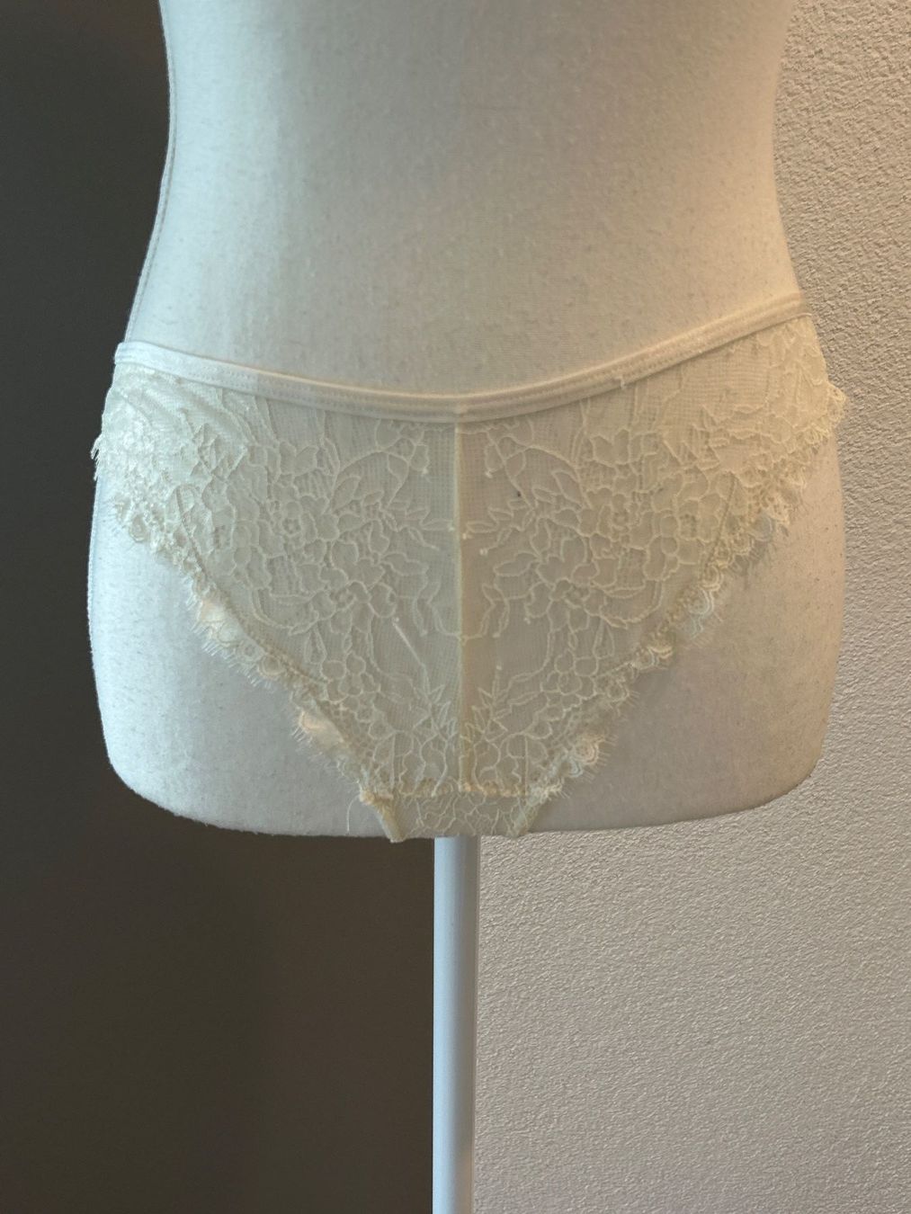 Manor Altra biancheria intima: Tanga ecru mit Spitzen von Manor Gr. M – Usato da Brunnen venduto da Nala2929