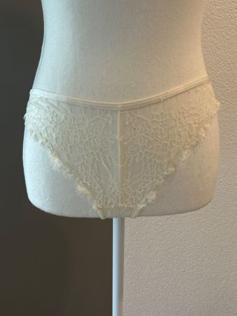 Tanga ecru mit Spitzen von Manor Gr. M