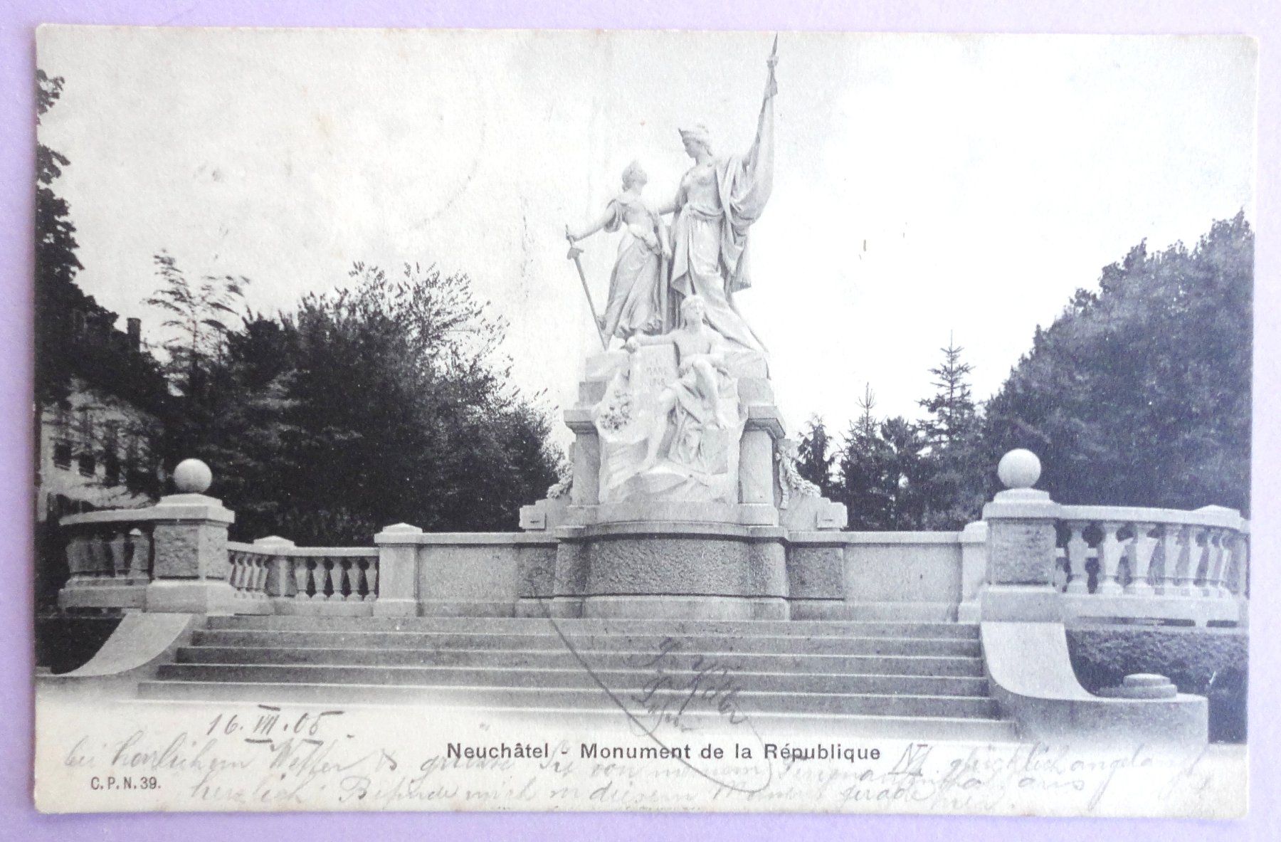 Cartoline postali: Neuchâtel -Monument de la République – Difettoso da Fétigny venduto da Billy2miny