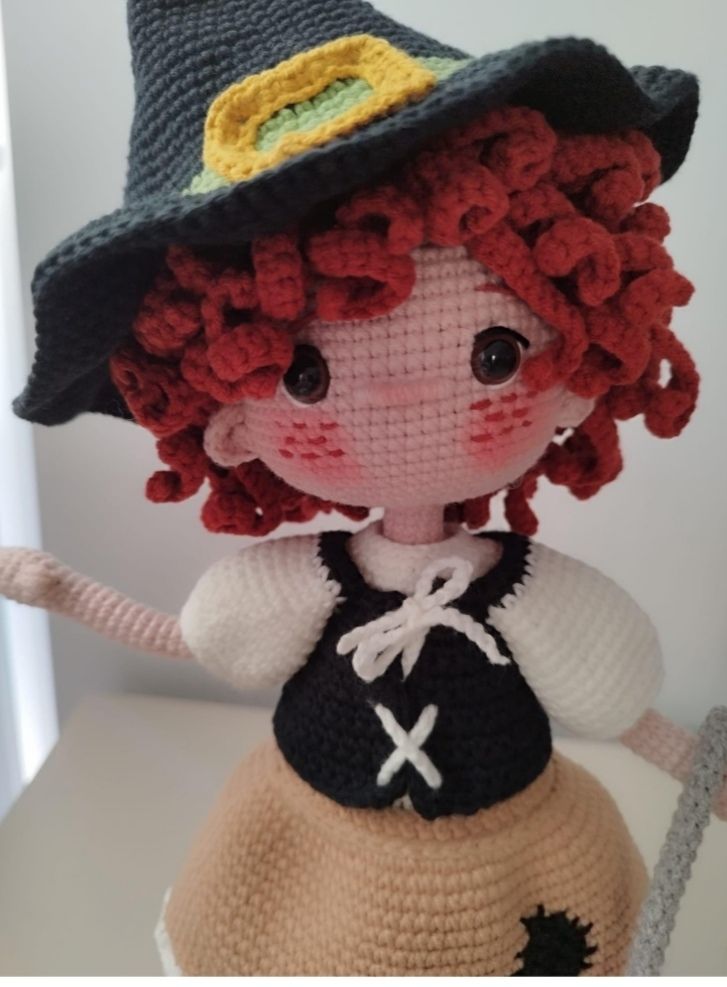 Bambole: Crocheted Witch Doll with Cat, Halloween – Nuovo e nell'imballaggio originale da Arnex-sur-Orbe venduto da can_97vn 9