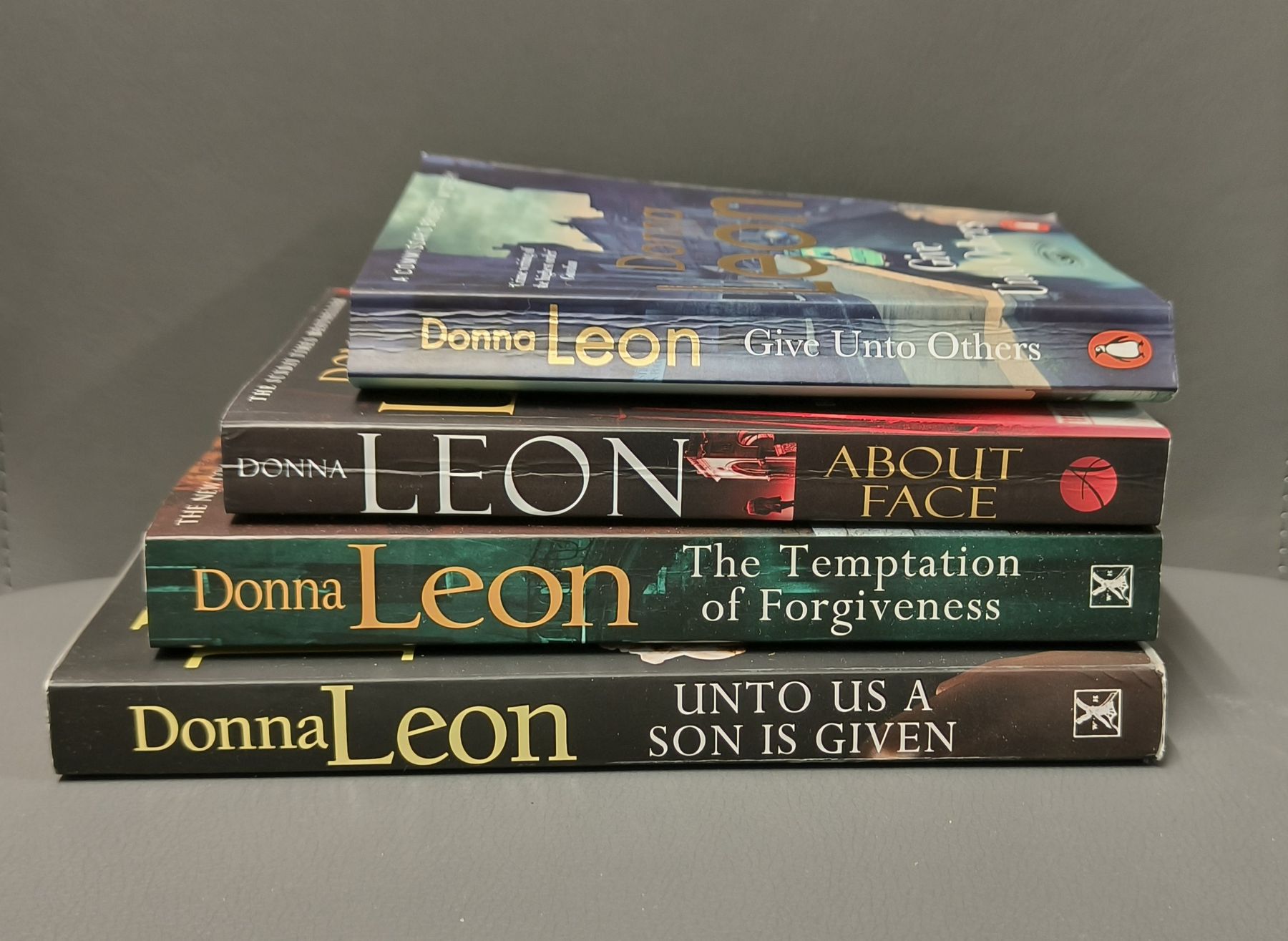 Bücher: 4 Donna Leon Bücher Krimi auf Englisch – Gebraucht aus Dietlikon von Dietlikon_Verkauf