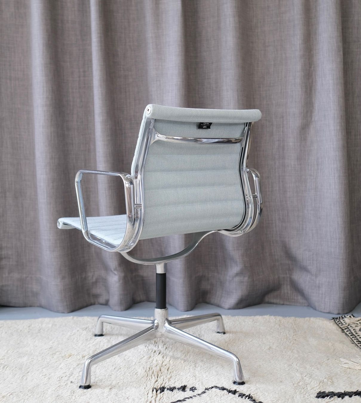 Vitra Sedie: Vitra EA 104 Aluminium chair Eames – Usato da Bern venduto da Zmodern_CON