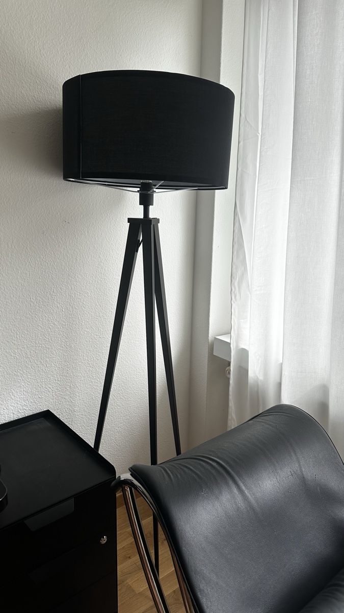 Micasa Lampade: Moderne schwarze Stehlampe – Nuovo (secondo la descrizione) da Adliswil venduto da mar_rhy7 1