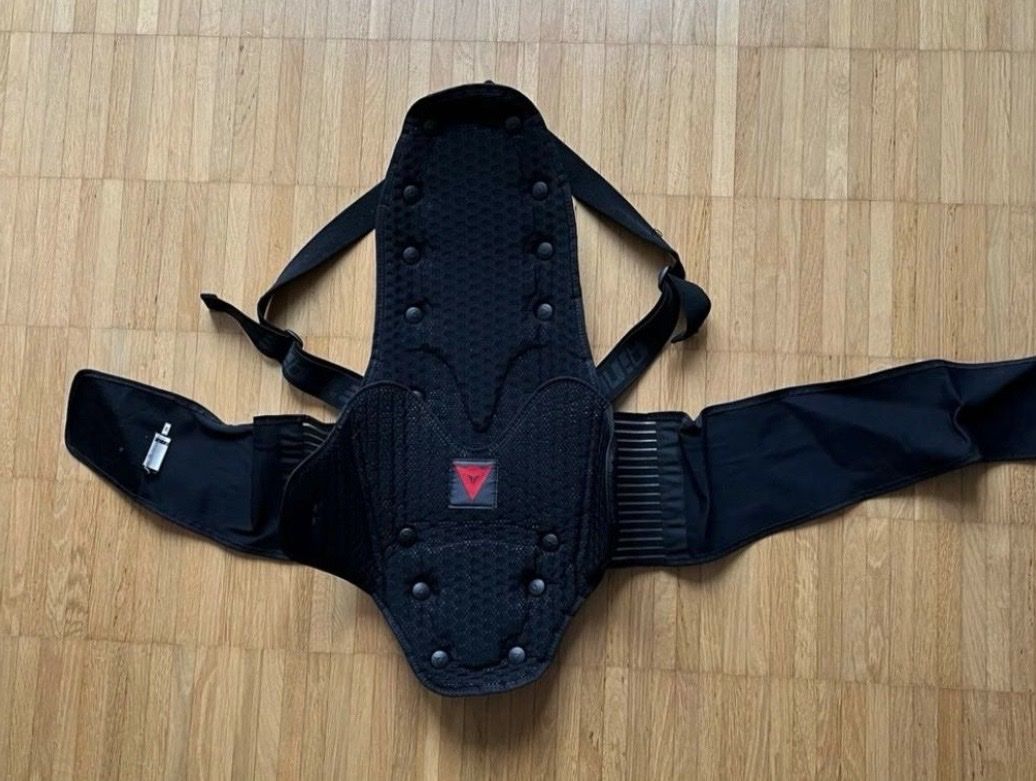 Dainese Protezioni & Imbottiture: Motorrad Rückenprotektor Gr M – Usato da Langnau i. E. venduto da sus_6f5g