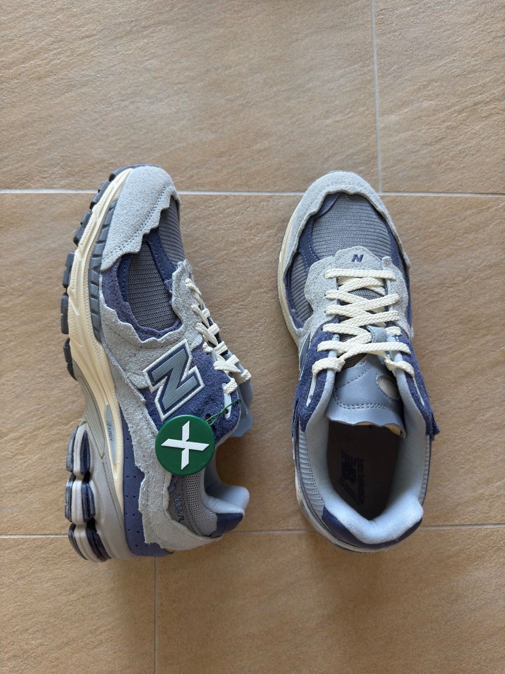 New Balance Scarpe da uomo: New Balance 2002R Light Arctic 9.5 US – Nuovo e nell'imballaggio originale da Châtel-St-Denis venduto da Lou_Hock