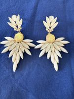 Ohrringe in Weiss- und Goldtoenen fuer den Sommer
