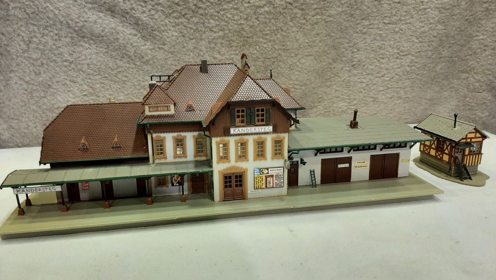 Produktbild von Modelleisenbahn Gebäude HO Dachbodenfund (Defekt) In Zug Für CHF 1