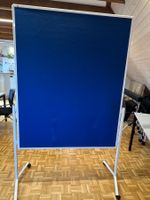 Pinnwand blau mit Gestell auf Rollen