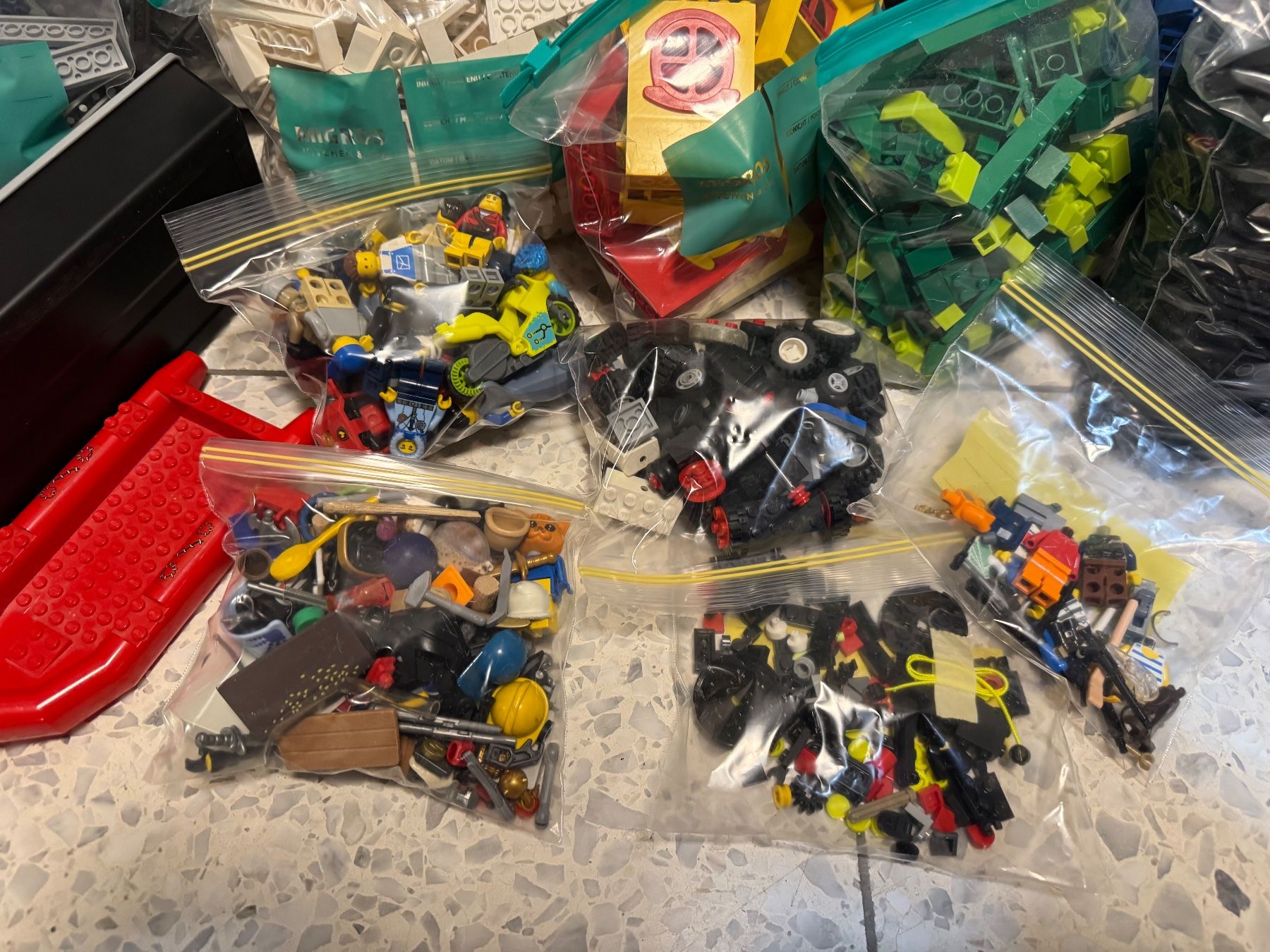 Lego Kit di costruzioni: Lego 15 kg - farblich sortiert! – Usato da Zürich venduto da z3bra 4