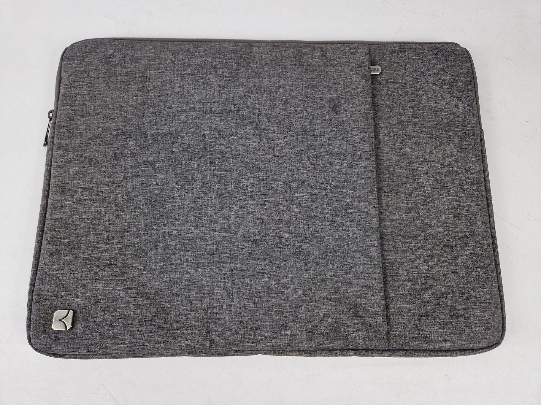 Taschen: CAISON Laptop Hülle grau – Gebraucht aus Muhen von Restwert_Muhen