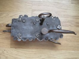 Antikes Türschloss geschmiedet mit Schlüssel