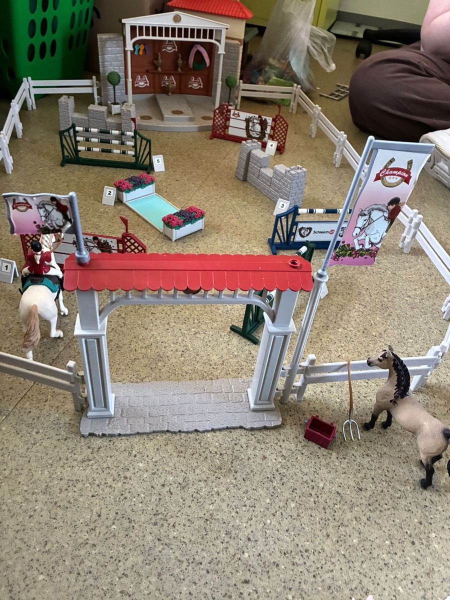 Schleich Jouets: Schleich Turnierplatz – D'occasion à Zuchwil par moa_kel