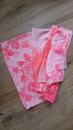 Sommerlicher Schal, Tuch in Neon-Pink mit Rosenmuster
