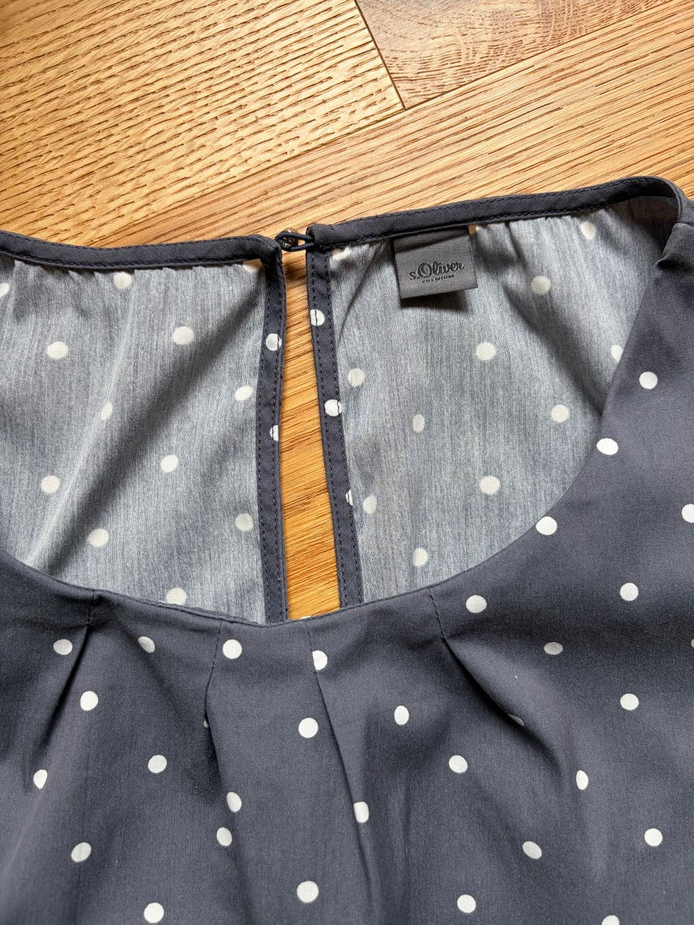 S.Oliver Camicette: BLUSE S.OLIVER PREMIUM 34 grau mit weissen Punkten – Usato da Wattwil venduto da jopara 1