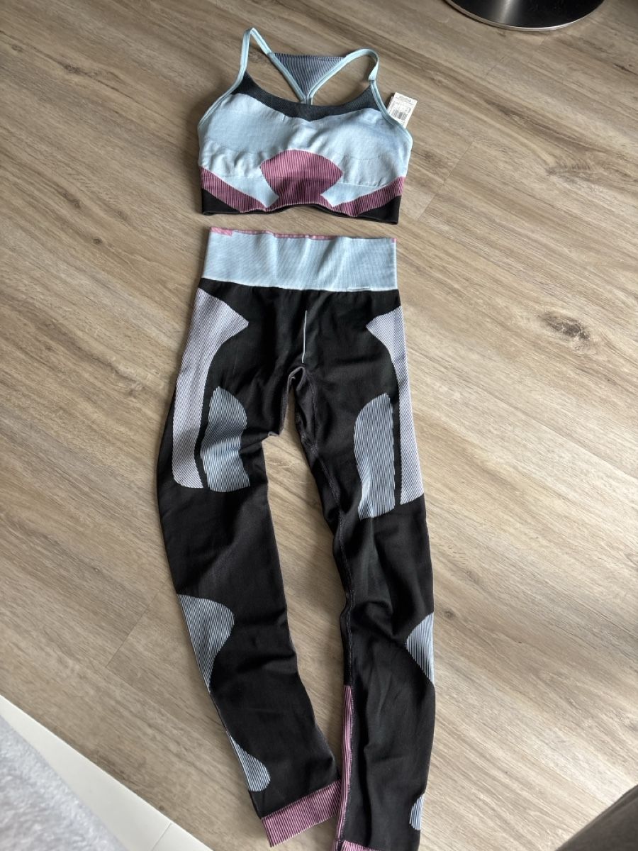 Stella McCartney Lotti di vestiti: Ensemble Adidas Stella MC Cartney – Nuovo e nell'imballaggio originale da Delémont venduto da Ma_LoU.01