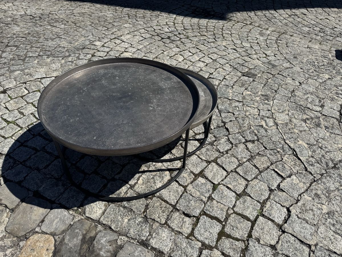 Tavoli: Schwarzer Metall-Couchtisch, 2er-Set, Industrial Look – Usato da Thun venduto da gia_k8tq