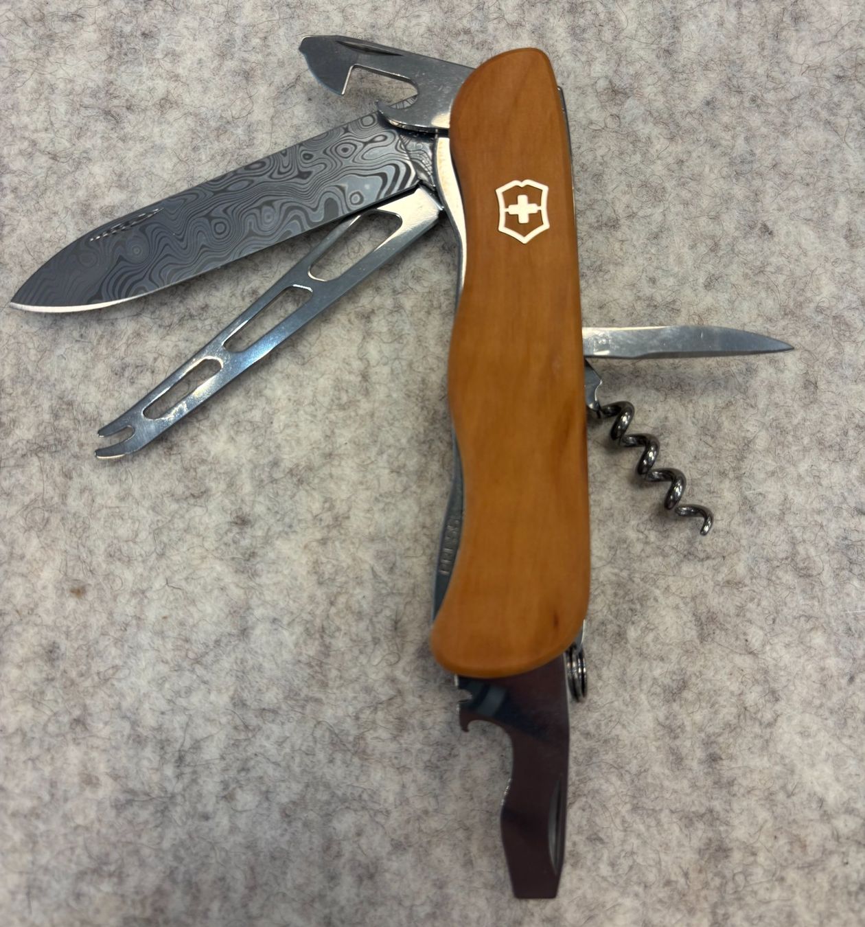 Coltelli tascabile: Victorinox Damast Limited Edition 2022 – Nuovo e nell'imballaggio originale da Birrwil venduto da Hopsasa 2