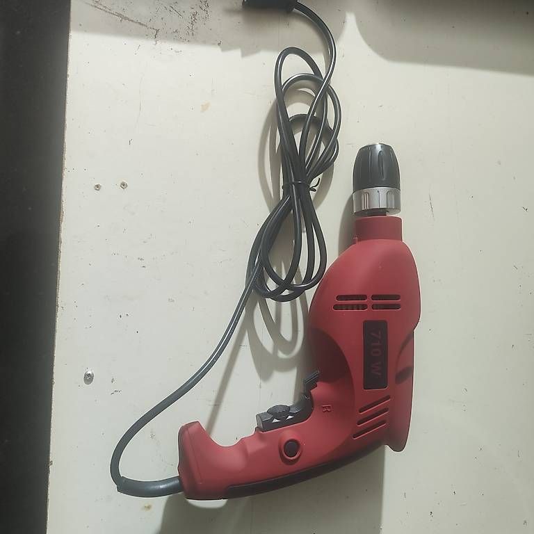 Trapani: Trapano elettrico 710W con valigetta e accessori Nuovo – Usato da Losone venduto da mar_n5ds 1