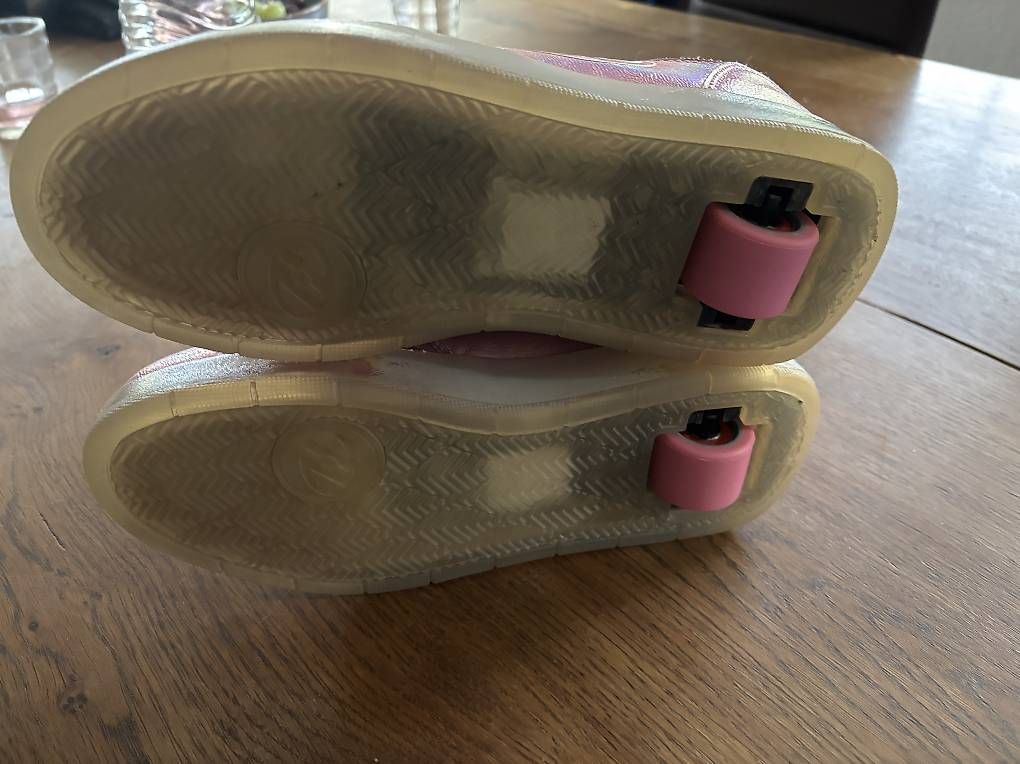 Heelys Scarpe per ragazze: Heelys Schuhe mit Rollen Gr.38 – Usato da Leuzigen venduto da Fjleu 2