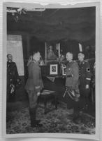 Brauchitsch überreicht Ehrendolch an Viktor Lutze, 1940