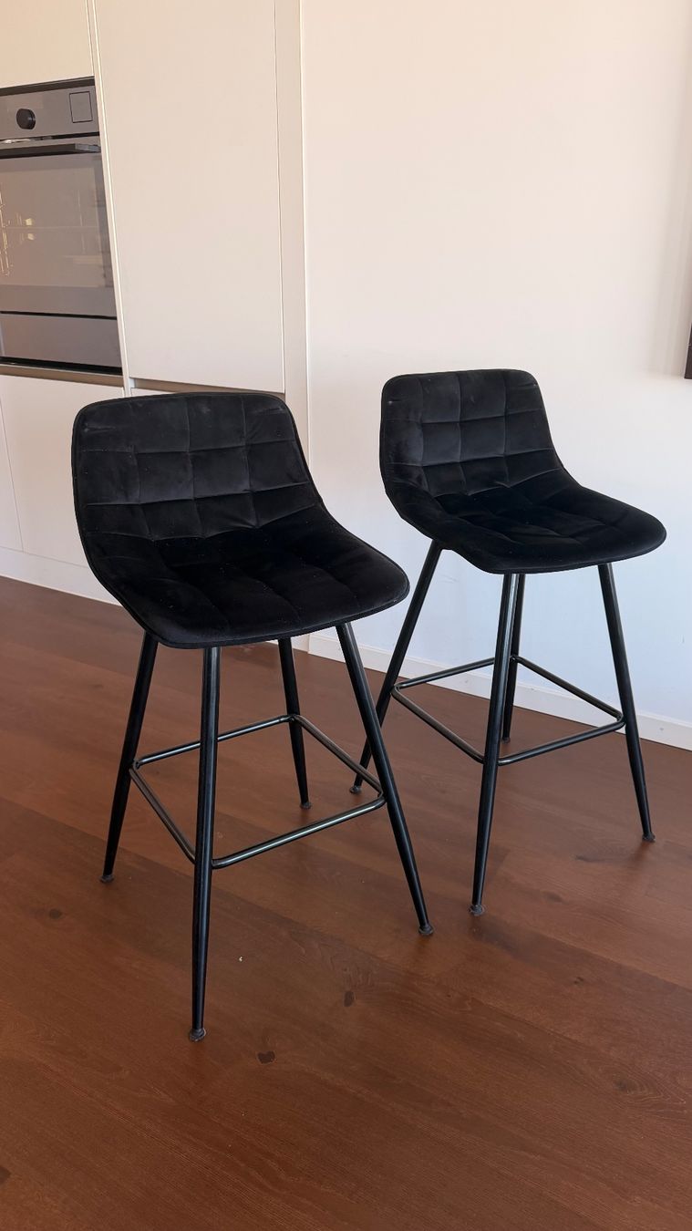 Sgabelli: 2 Barhocker schwarz Samt gepolstert modern – Usato da Zürich venduto da luislimonta