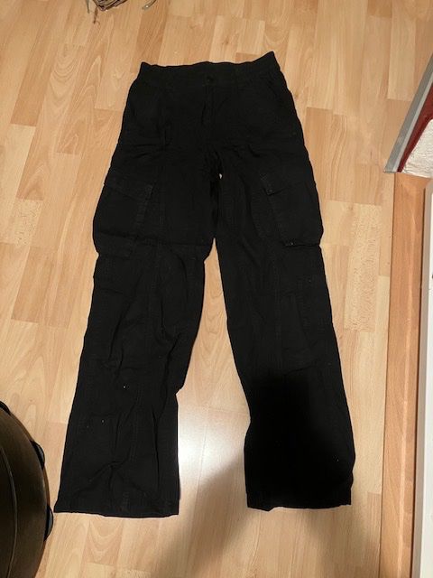 H&M Pantaloni: schwarze Stoffhose von divided (Gr. 36) – Usato da Aathal-Seegräben venduto da daso03