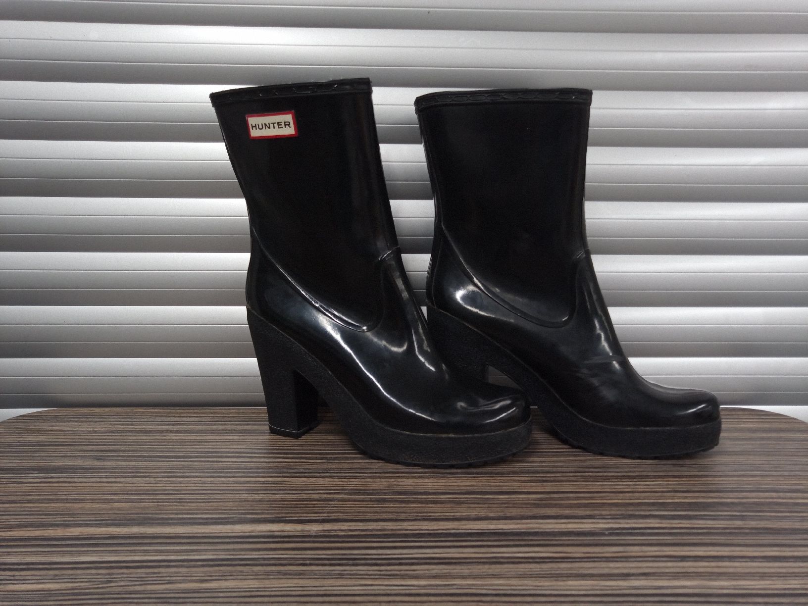 Hunter Scarpe da donna: Hunter Gummstiefel mit 11cm Plateau Absatz Gr. 40 – Usato da Reiden venduto da Zofi-Brocki