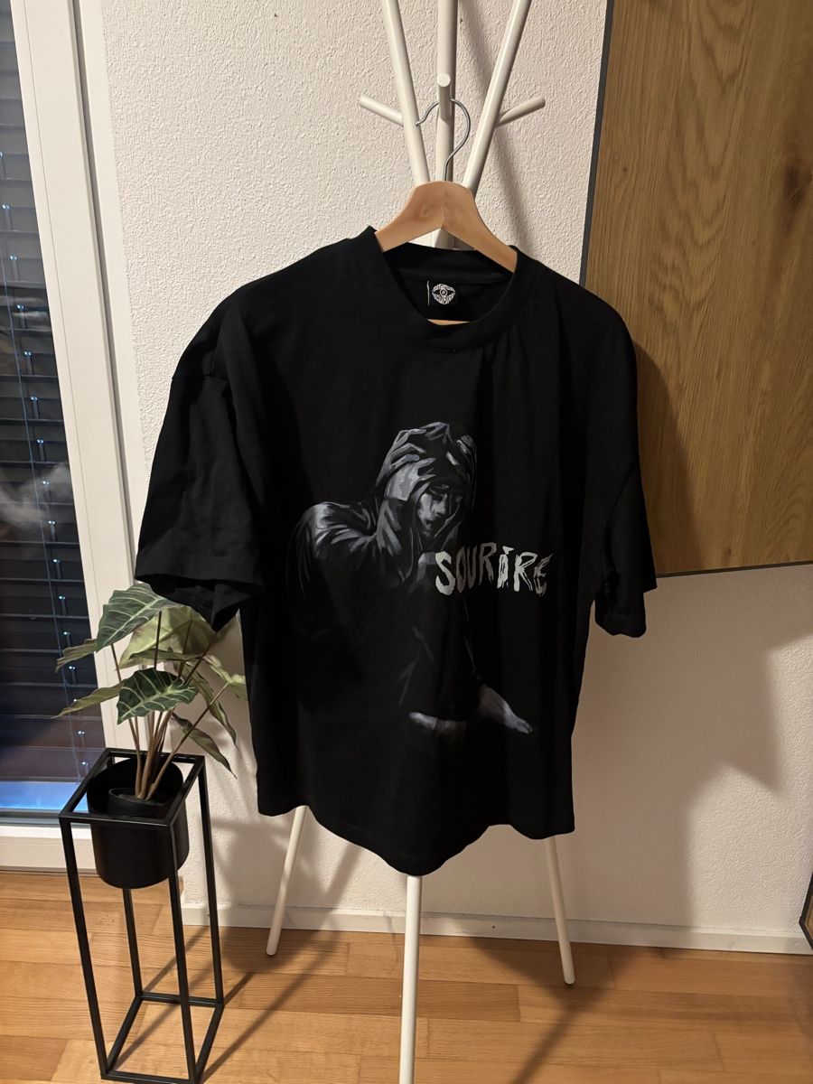 T-Shirts: T-Shirt Sourire – Gebraucht aus Rorschach von Mazzriki