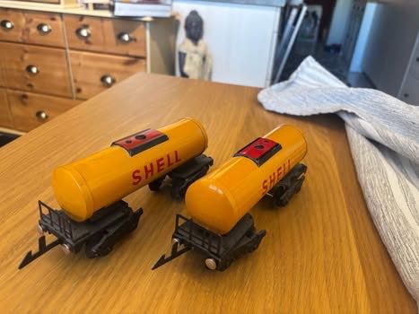 Modellini di ferrovie: Deux wagons Shell sans marque  – Usato da Orbe venduto da car_8grw 1