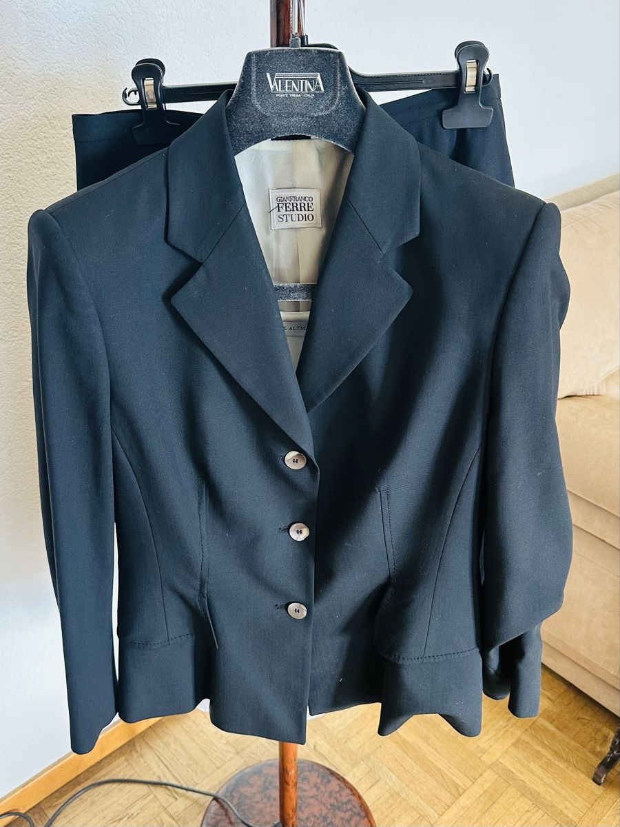 Lotti di vestiti: Tailleur Gianfranco Ferré nero taglia 42 EU – Usato da Cureglia venduto da myr_9v25