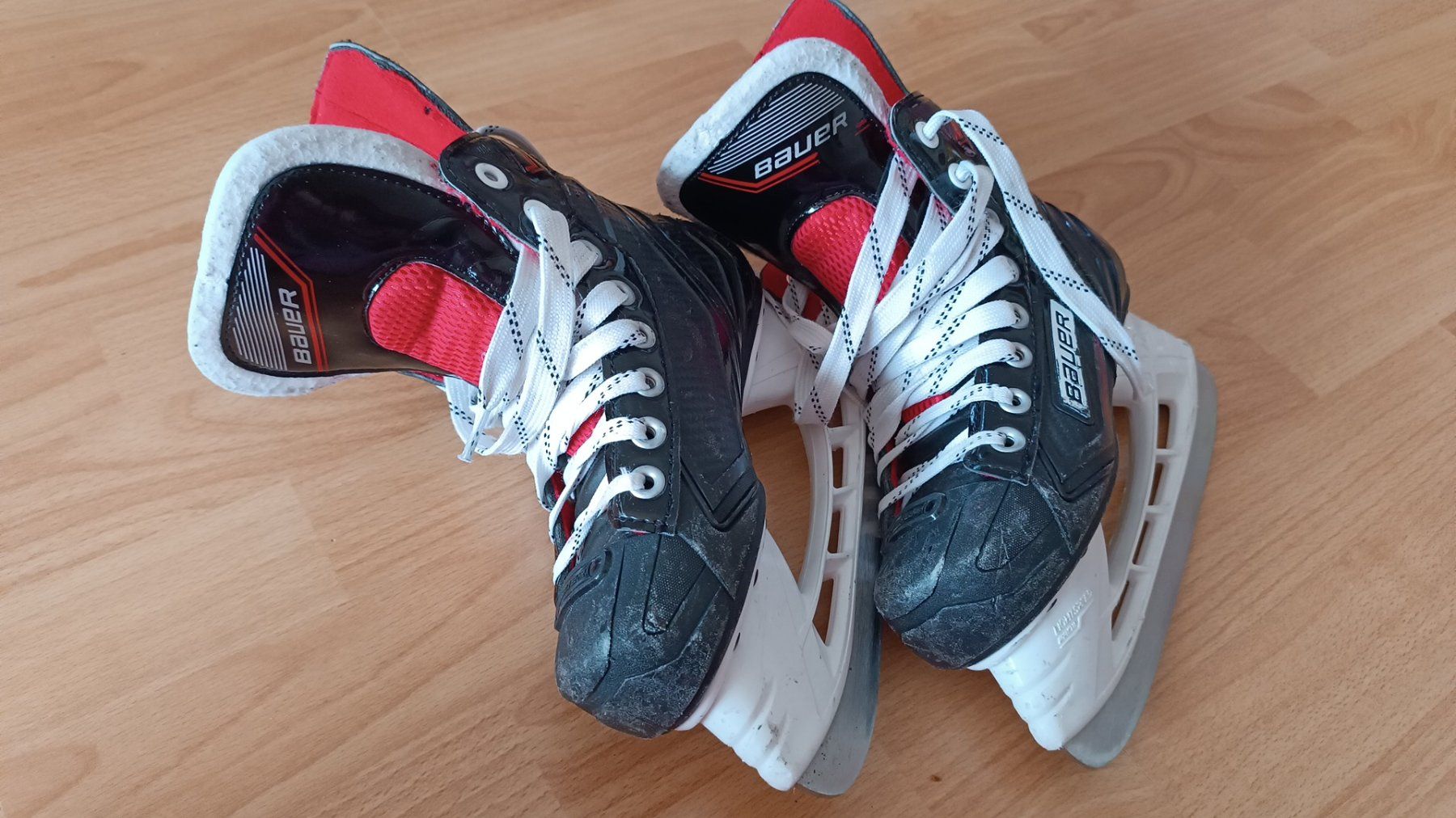 Pattini da ghiaccio: BAUER / Eishockey / Schlittschuhe / Gr 32-33 – Usato da Flims Dorf venduto da ali_8n8q