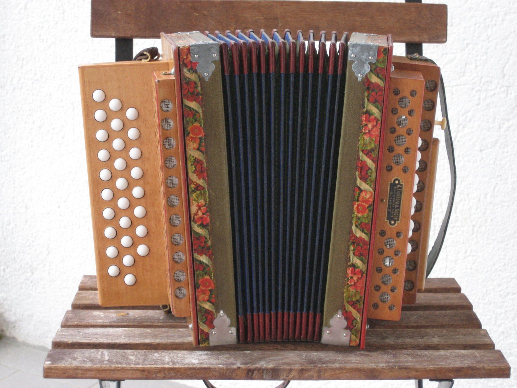Musikinstrumente: Schwyzerörgeli Eichhorn 2-chörig B – Gebraucht aus Küssnacht am Rigi von Holzei