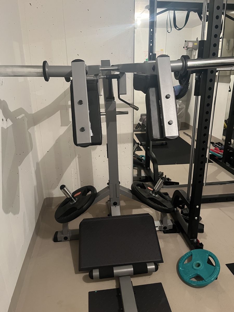 Vélos d'appartement: Body Solid SQUAT Machine – Neuf (Voir description) à Dietikon par Berry2407 6