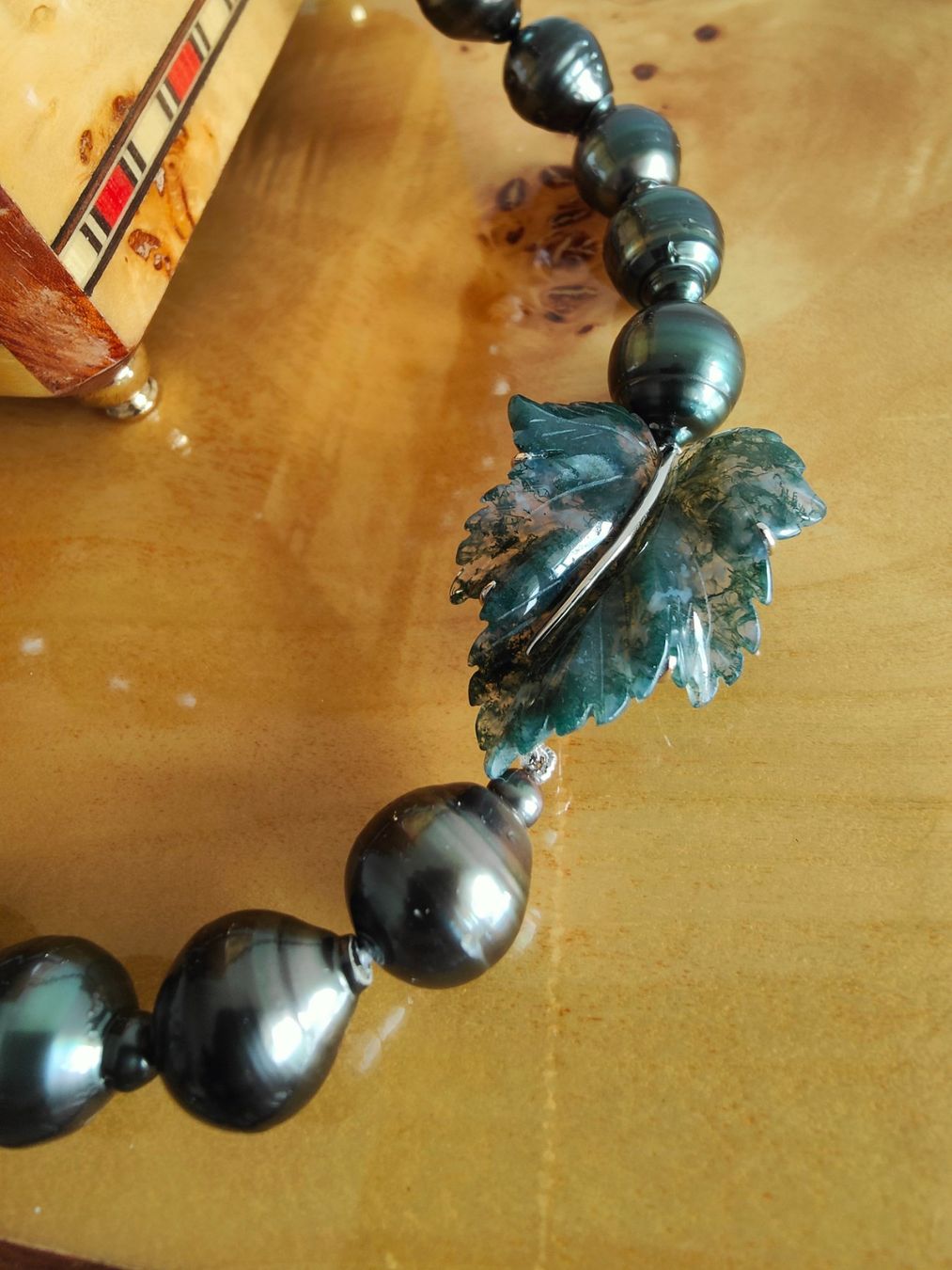 Ketten: Tahitiperlen Collier mit Moosachat Blatt , barocken Perlen – Neu und originalverpackt aus Rümlang von 21f 1