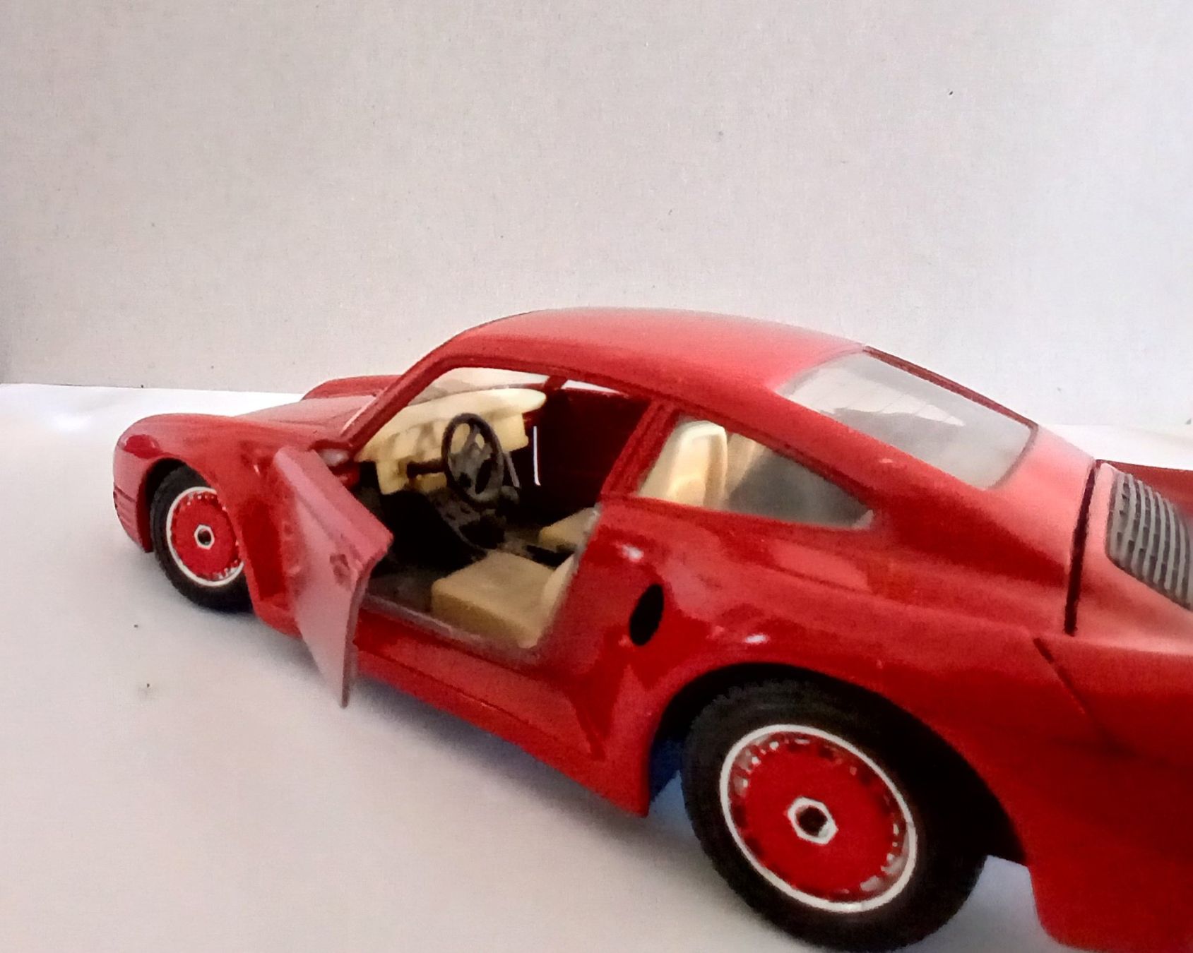 Bburago Modellini d'auto: BBurago Porsche 959, 1:24 – Usato da Lausanne venduto da hdda