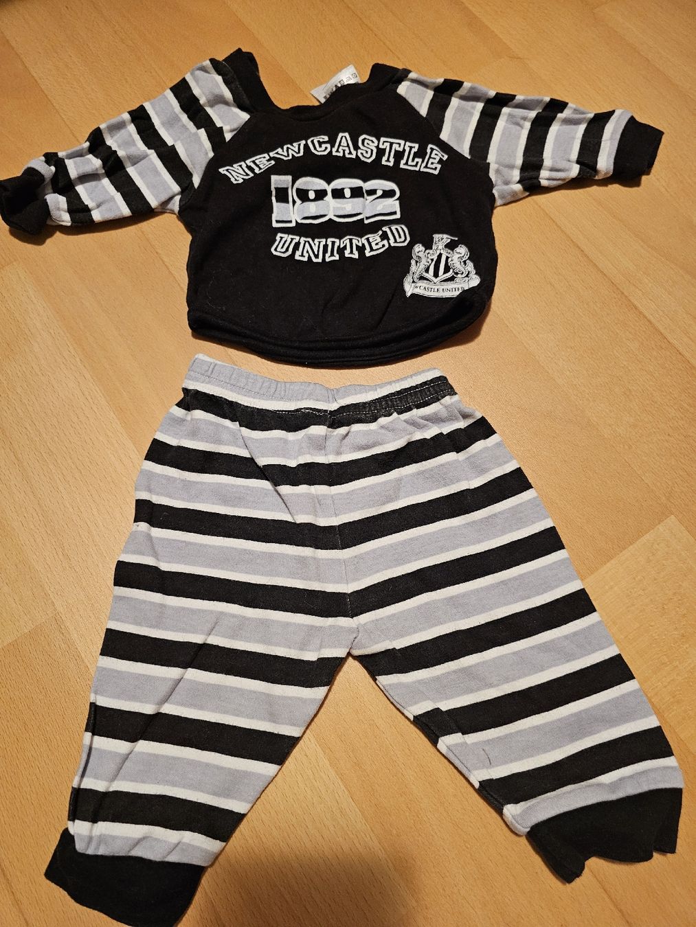 Kleiderpakete & -sets: Newcastle United Set Pulli & Hose Newborn – Neu (gemäss Beschreibung) aus Winterthur von la_lunae